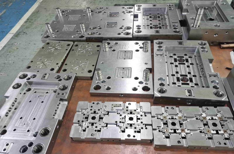 Precision mould for mobile connector (7)
